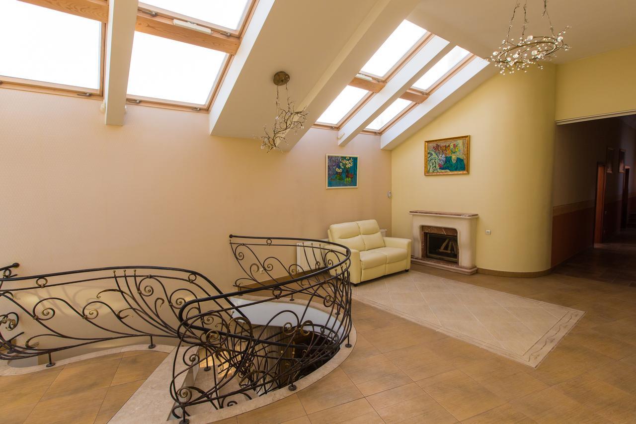 10 Rooms Liov Exterior foto